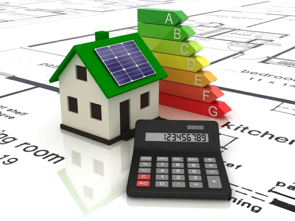 Casa com painel solar e escala de eficiência energética ao fundo, simbolizando sustentabilidade e economia de energia em edificações.