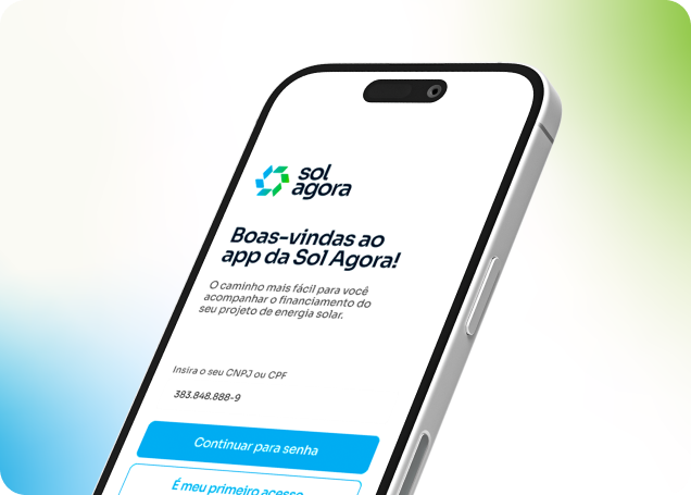 Técnico instalando painel solar